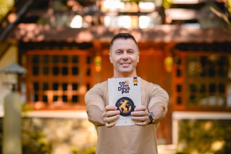 Escritor Júnior Rostirola lançará nova edição do livro Café com Deus Pai em Criciúma