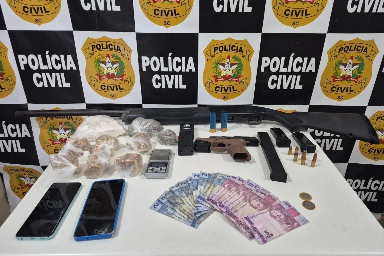 Vídeo: Polícia Civil apreende armas, drogas e dinheiro em operação