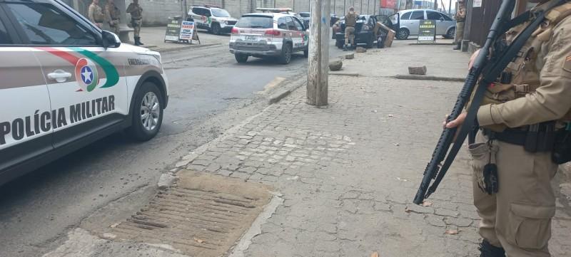 PM de Criciúma prende duas mulheres e um homem no bairro Renascer