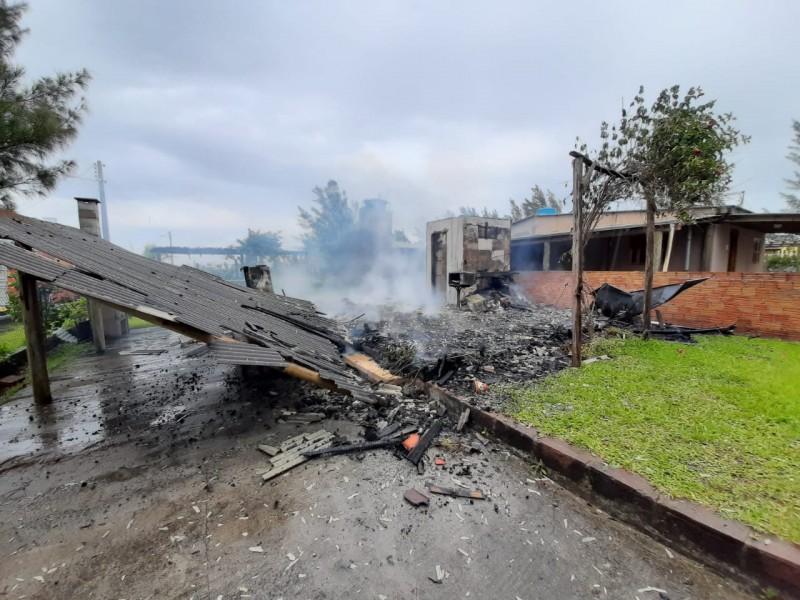 Em Balneário Gaivota, Corpo de Bombeiros combate incêndio em residência