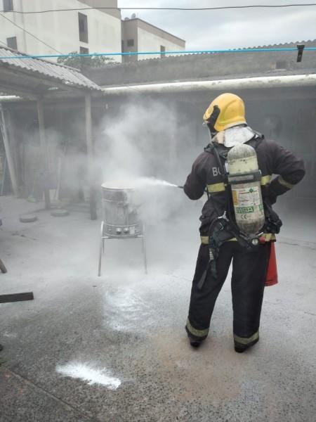 Bombeiros combatem incêndio em fritadeira elétrica em Araranguá 