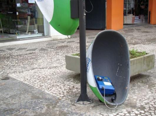 Vândalos atacam orelhão