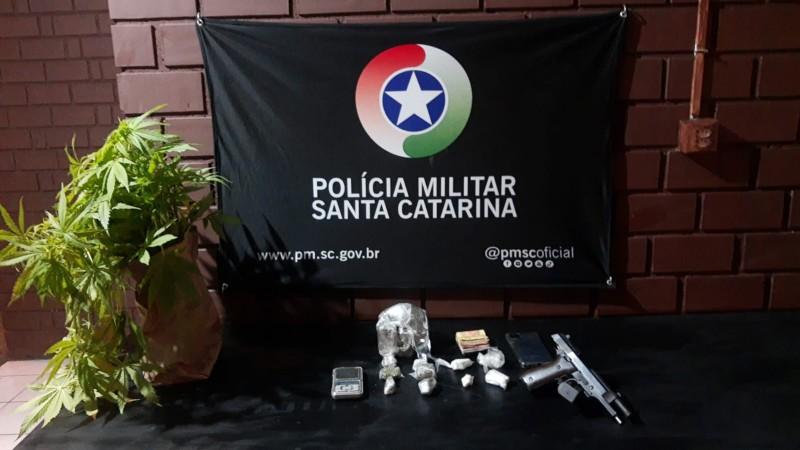 PM apreende cerca de meio quilo de maconha e pistola em Criciúma