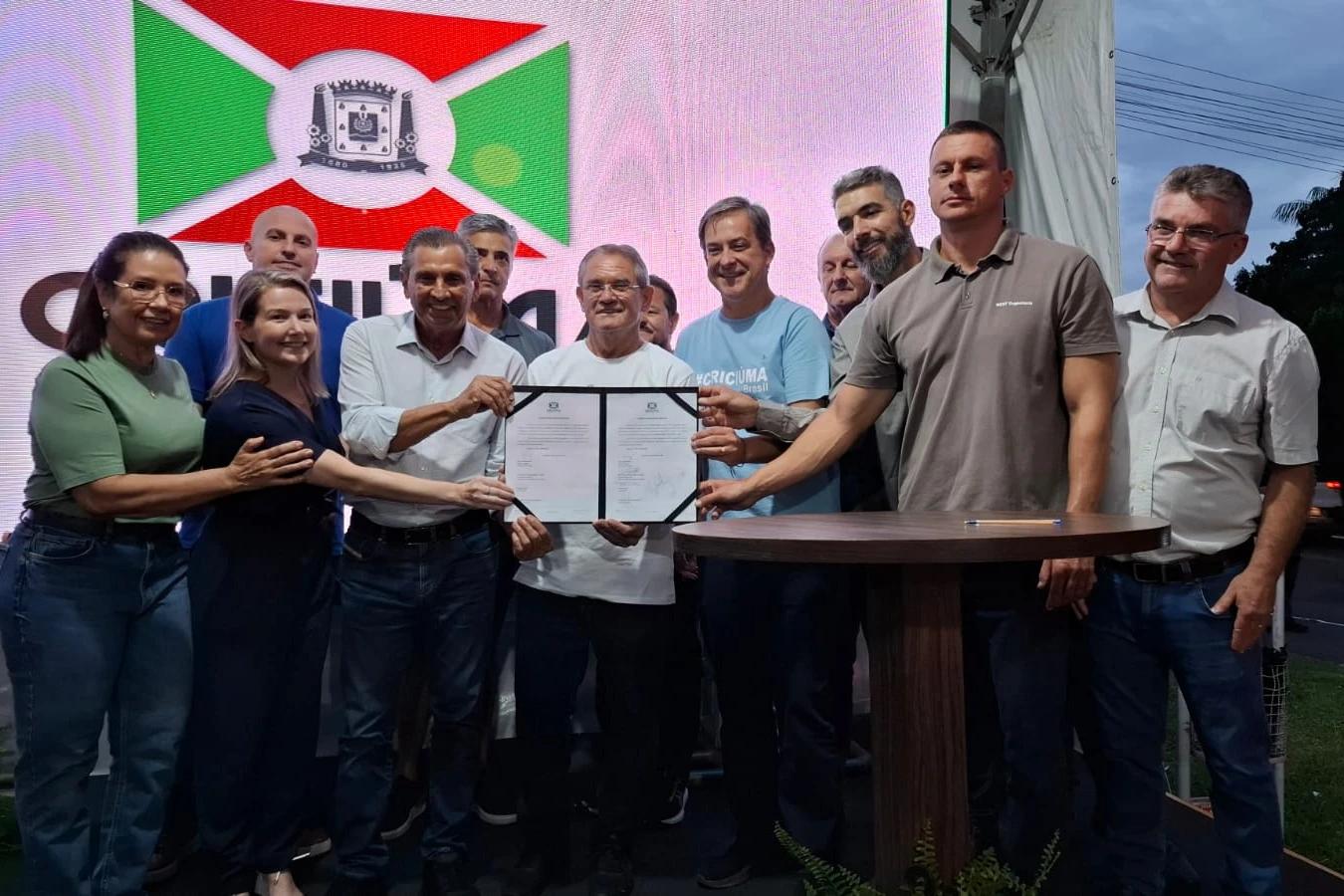 Criciúma: ordem de serviço para revitalização da Praça da Resistência Democrática é assinada