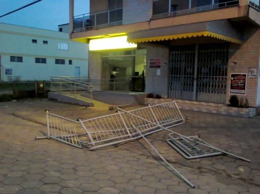 Grupo de assaltantes tenta arrombar agência bancária no Caravaggio