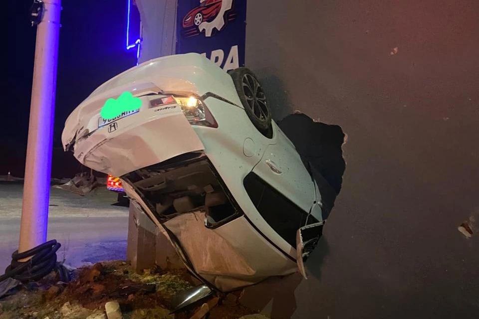 Carro colide contra estabelecimento comercial na SC-445