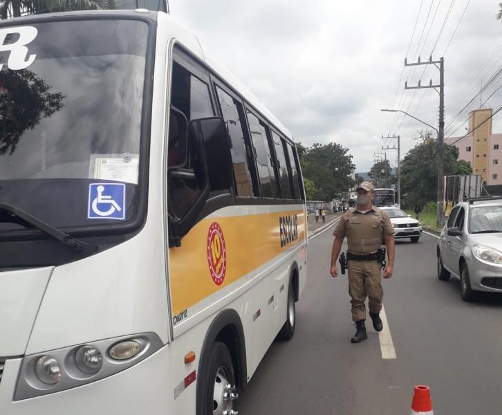 DTT e PM fiscalizam veículos de transporte escolar em Criciúma