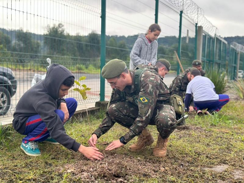 Plantio de árvores: 28ºGAC realiza ação em escolas de Criciúma