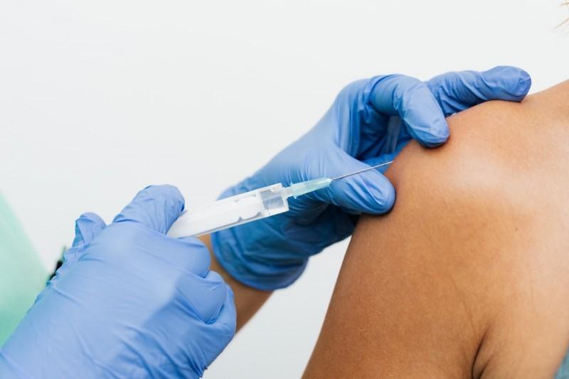 Menos da metade dos adolescentes em Santa Catarina tomaram a segunda dose da vacina contra a dengue