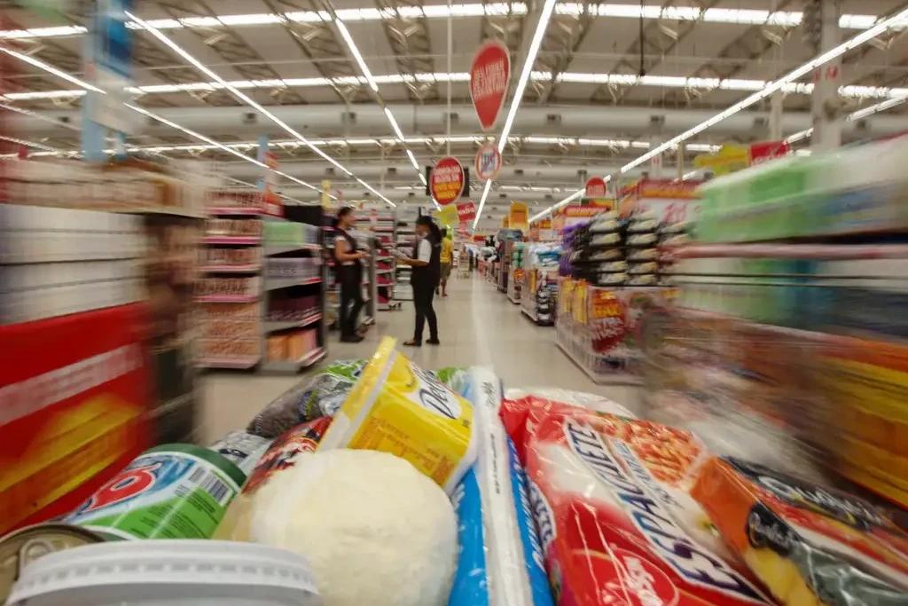 Inflação acelera em fevereiro e tem maior impacto em população com rendas mais baixas