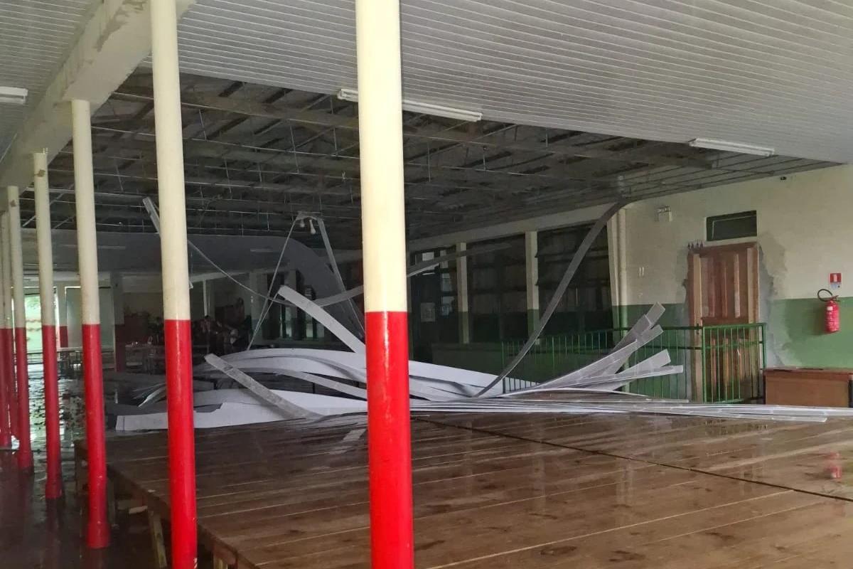 Jaguaruna: escola tem telhado danificado por temporal