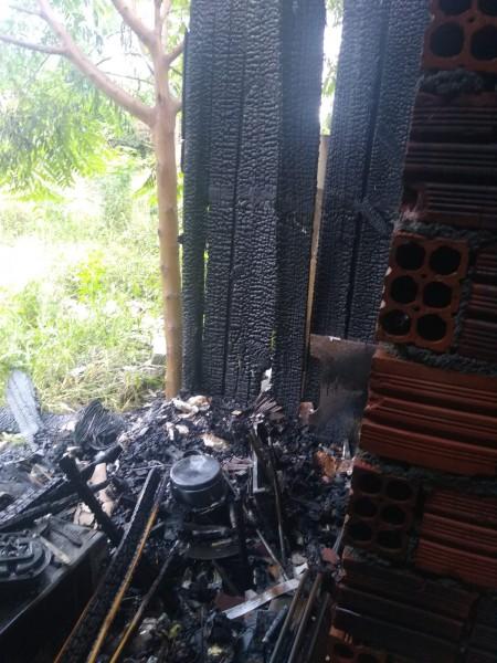 Bombeiros combatem incêndio em residência em Forquilhinha