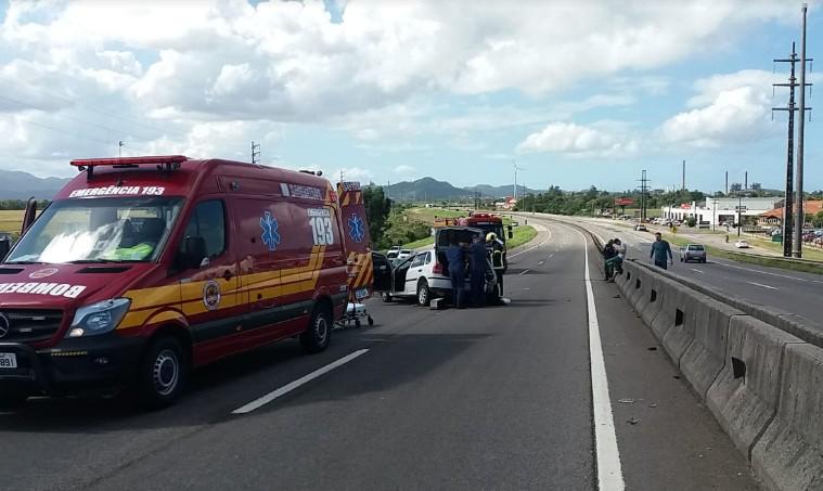 Motorista perde controle da direção, colide em mureta e deixa duas pessoas feridas na BR-101