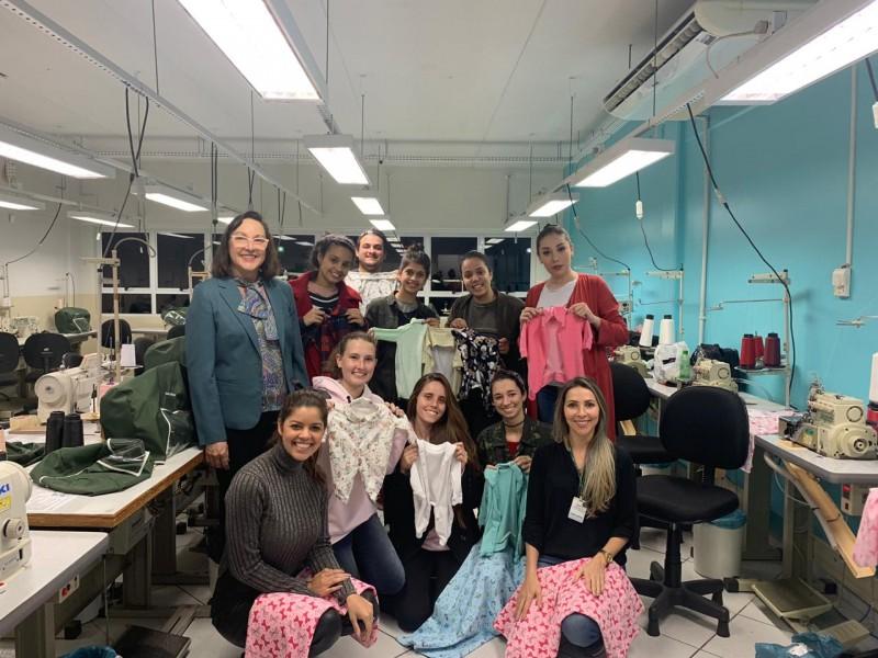 Acadêmicos de Moda confeccionam roupas de recém-nascidos para doação