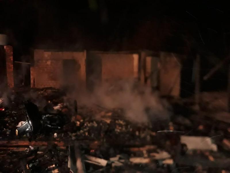Residência de madeira é destruída por um incêndio em Araranguá 