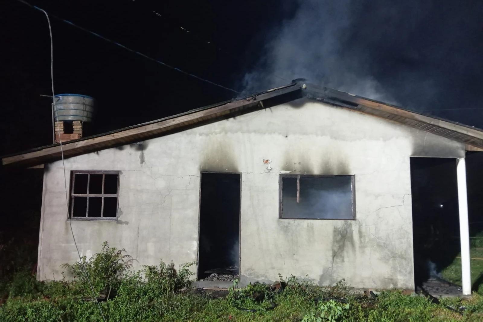 Residência é destruída por incêndio em Balneário Gaivota