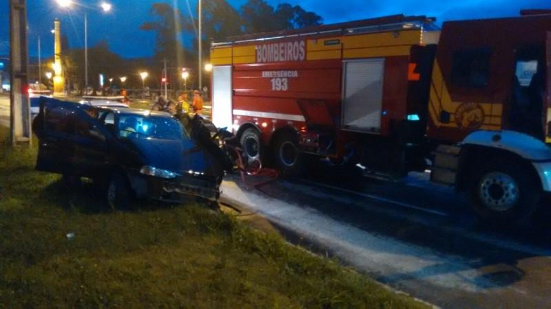 Motorista fica preso às ferragens após acidente