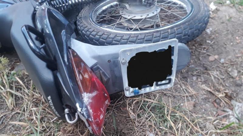Motociclista fica ferido após colidir em caminhonete