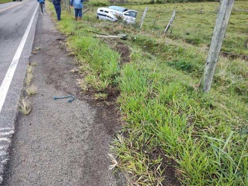 Carro sai da pista e deixa duas pessoas hospitalizadas  