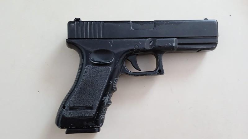 Simulacro de arma de fogo é apreendido dentro de escola de Criciúma