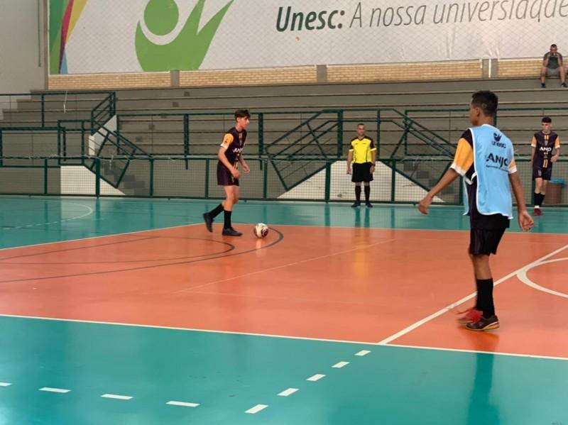 Equipes entram em quadra para a semifinal do Campeonato Regional Anjos do Futsal/Unesc nesta terça