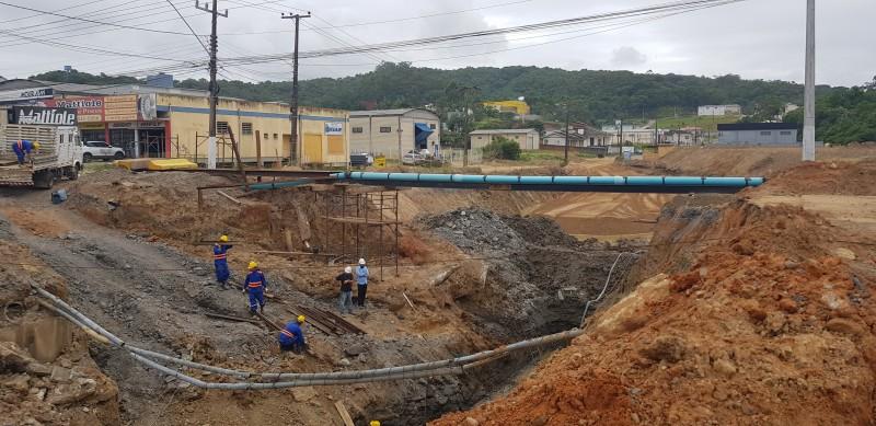 Binário do bairro São Luiz avança com escavação da Trincheira