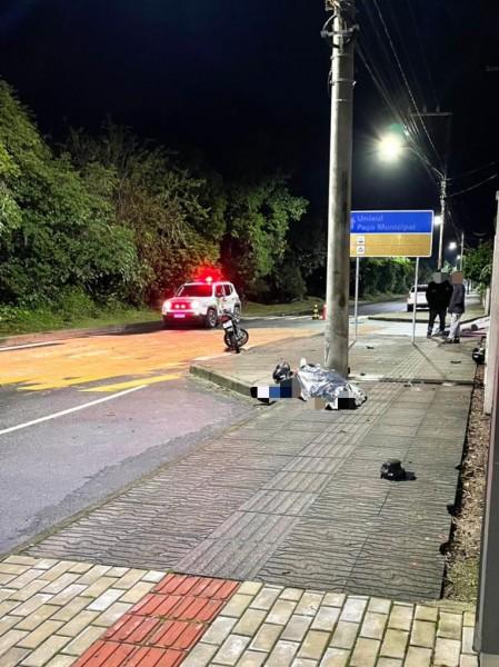 Casal morre em acidente com moto em Tubarão