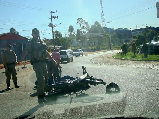 Colisão deixa motociclista ferida na SC-443