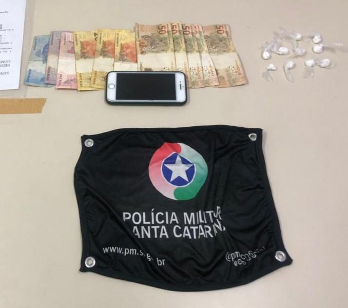 Após denúncia, jovem é preso com porções de cocaína no Rio Maina em Criciúma