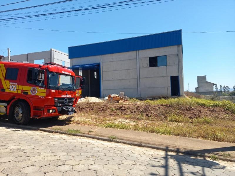 Pavilhão em construção é atingido por princípio de incêndio em Içara 