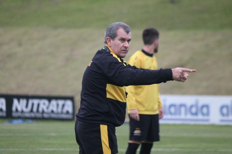Cláudio Tencati ensaia formação que pode ir a campo contra o Ituano