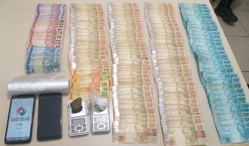 PM de Criciúma apreende R$ 7,8 mil, maconha e cocaína no bairro Operária Nova