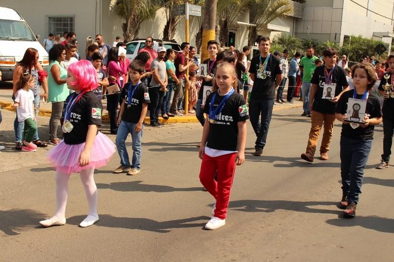 Mais de mil pessoas no desfile em Forquilhinha