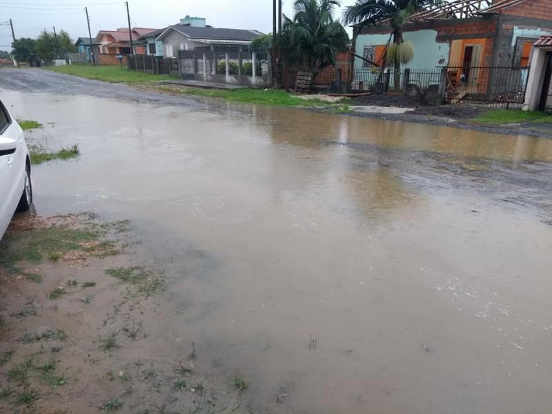 Alagamentos e buracos na estrada geram transtornos no bairro Lagoão