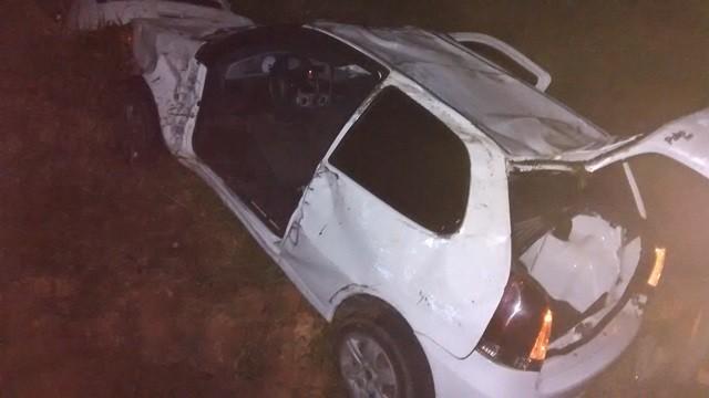 Motorista dorme ao volante, sai da pista e capota na BR-101