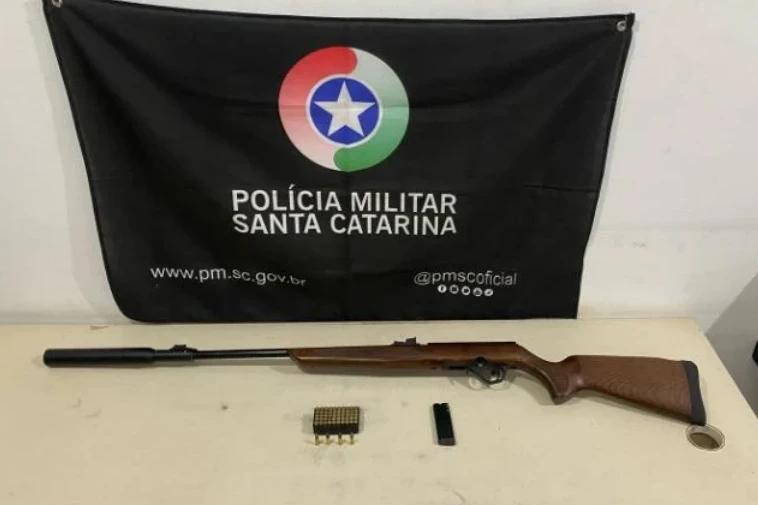 Homem é flagrado pela PM com espingarda e munições