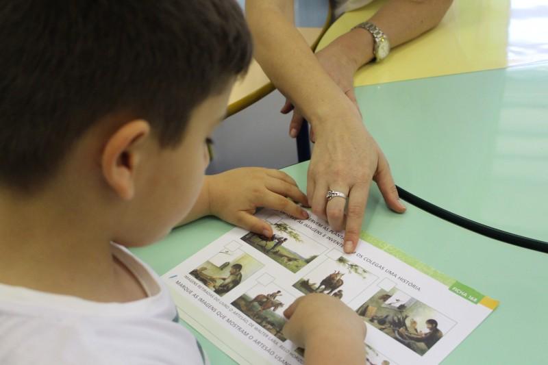 O papel da escola e da família na educação é discutido em palestra