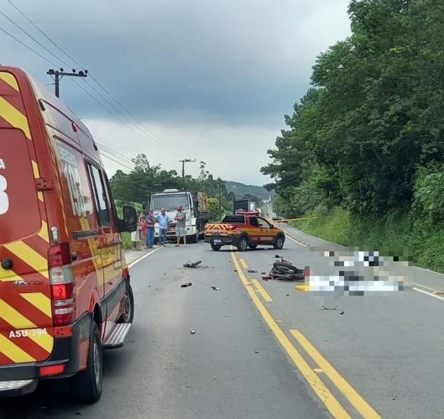 Acidente entre caminhão e motocicleta deixa dois mortos na SC-108