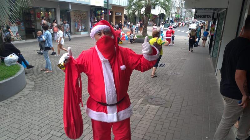 Praça Nereu Ramos movimentada neste sábado para compras de Natal e vacinação