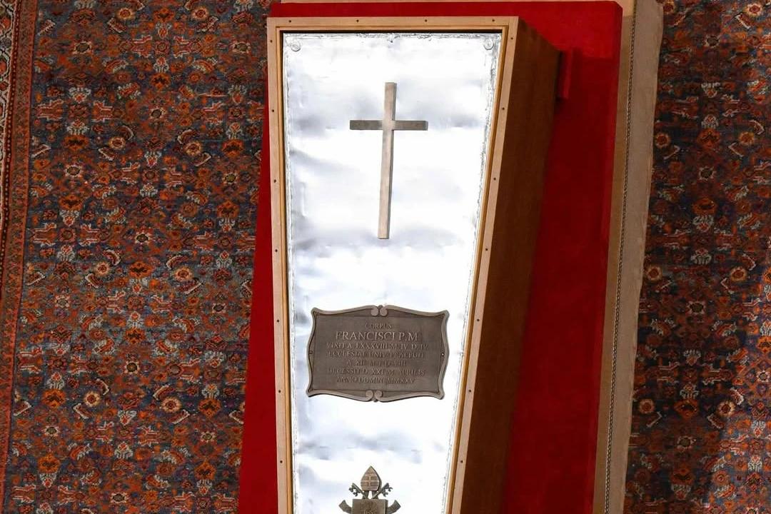 Funeral e sepultamento do papa Francisco são realizados neste sábado