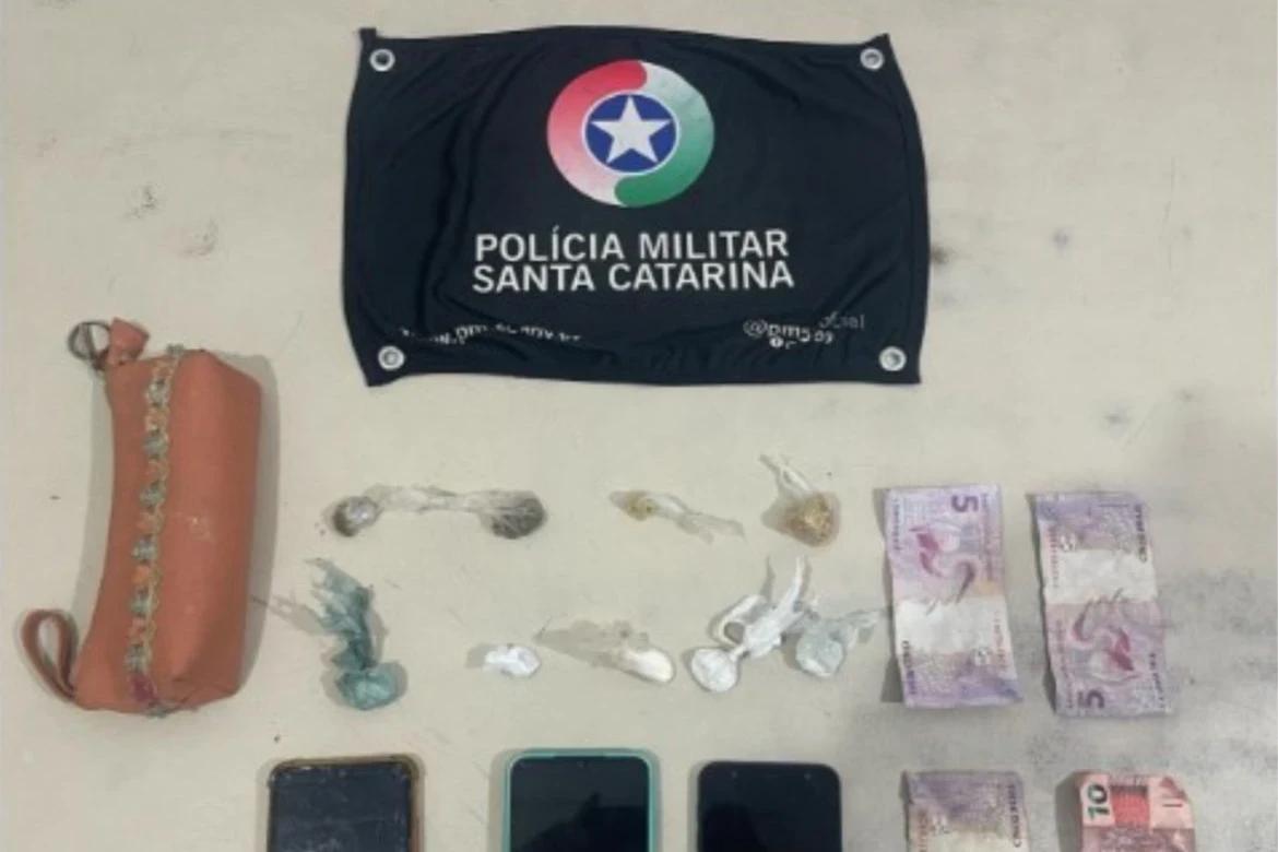 PM flagra mulher vendendo drogas e apreende cocaína, crack e maconha em Araranguá