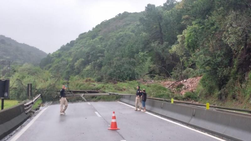 Santa Catarina: BR-101 com pontos bloqueados e formação de filas  