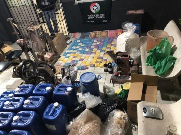 PM desarticula laboratório de drogas sintéticas e apreende mais de 230 mil comprimidos de ecstasy
