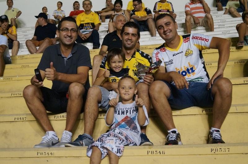 Mais de dois mil enfrentam o calor para ver o Tigre