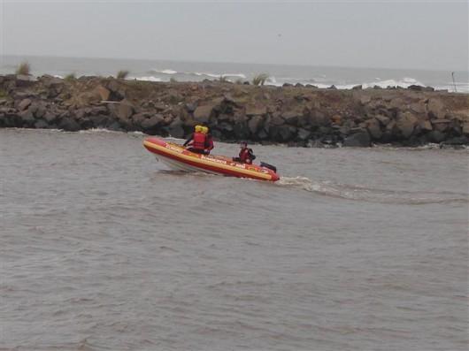 Bombeiros continuam as buscas a jovem desaparecido em alto mar