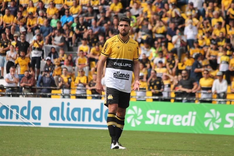 Rayan é punido com dois jogos de suspensão por expulsão diante do Brusque