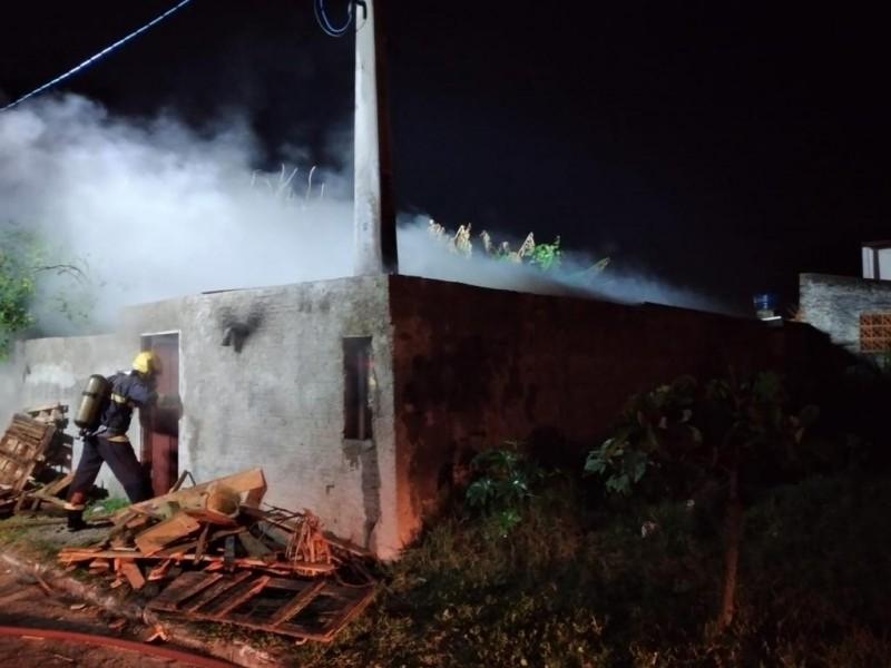 Princípio de incêndio atinge pilha de madeira em propriedade no Balneário Arroio do Silva