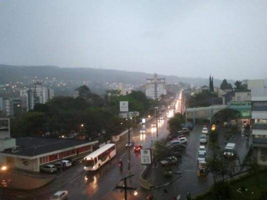 Chuva com trovoada escurece a tarde