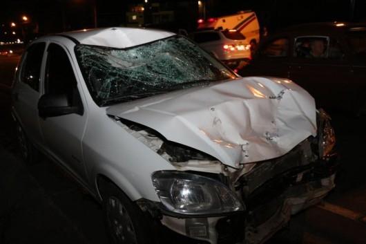 Motociclista colide de frente com automóvel e fica em estado grave