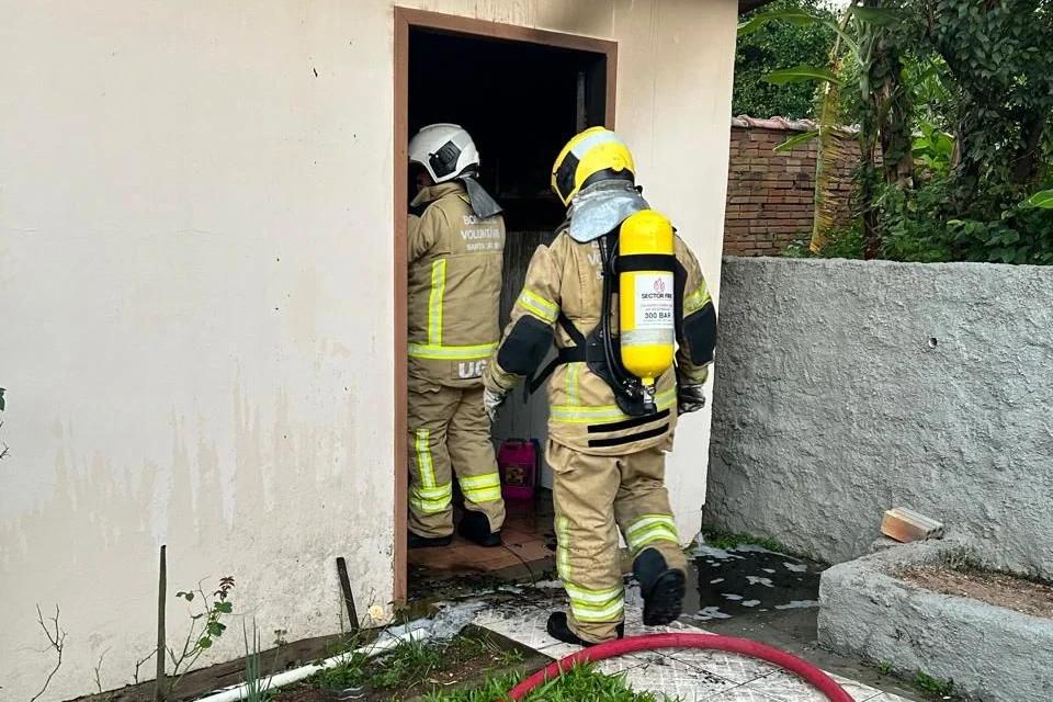 Curto-circuito provoca princípio de incêndio em residência